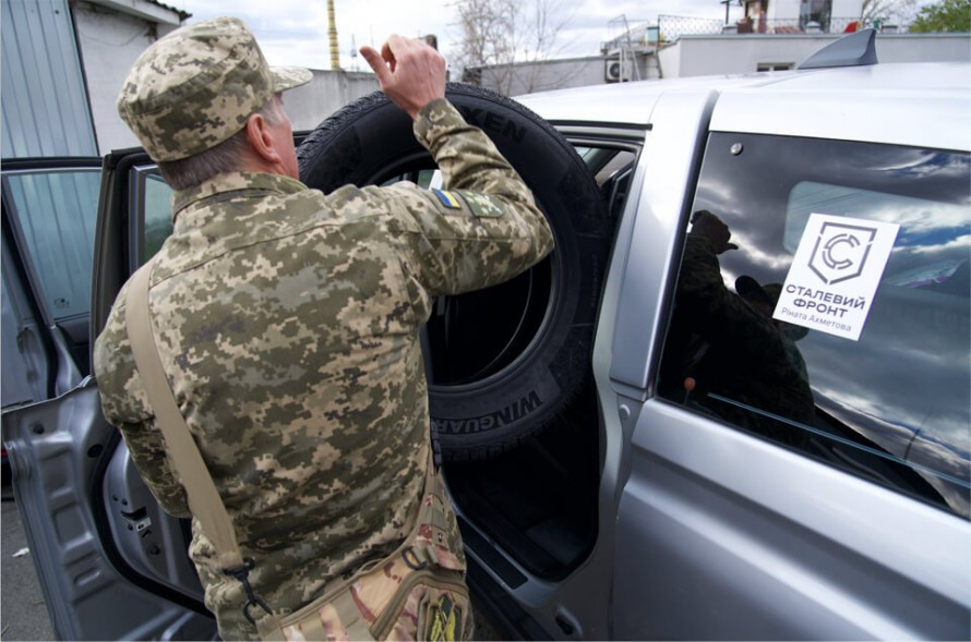 «Сталевий фронт» Ріната Ахметова передав 157-й ОМБр автопарк та обладнання для мобільного виробництва дронів