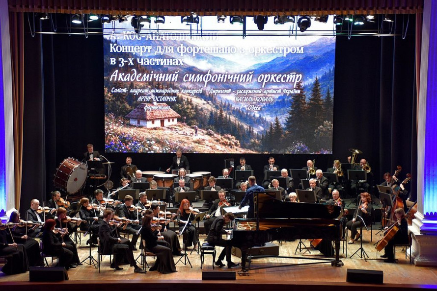 "Давно хотів зіграти цей концерт у рідній філармонії": 23-річний піаніст зачарував запоріжців разом із симфонічним оркестром