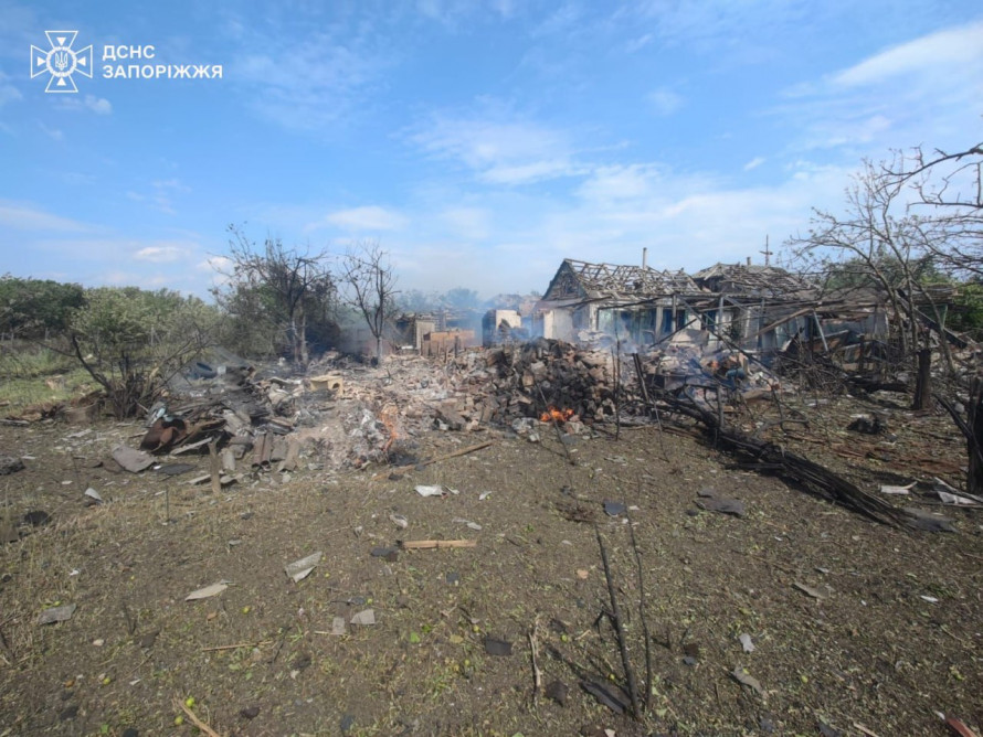 Авіабомби спричинили пожежі в Запорізькій області — ворог атакував одразу 11 населених пунктів (фото)