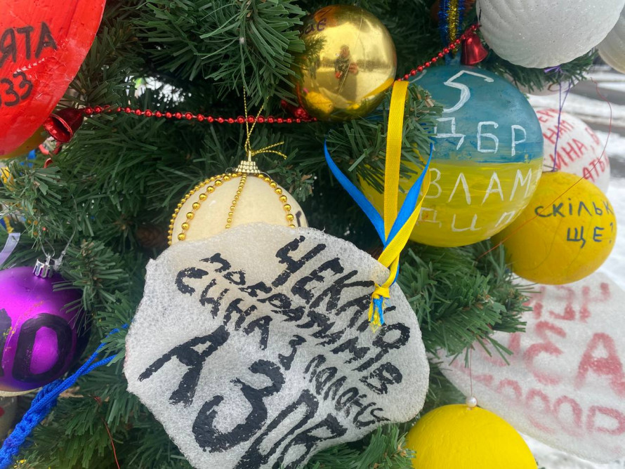 Четверте Різдво в полоні - у центрі Запоріжжя встановили ялинку з колючим дротом та стіл з порожніми стільцями (фото)