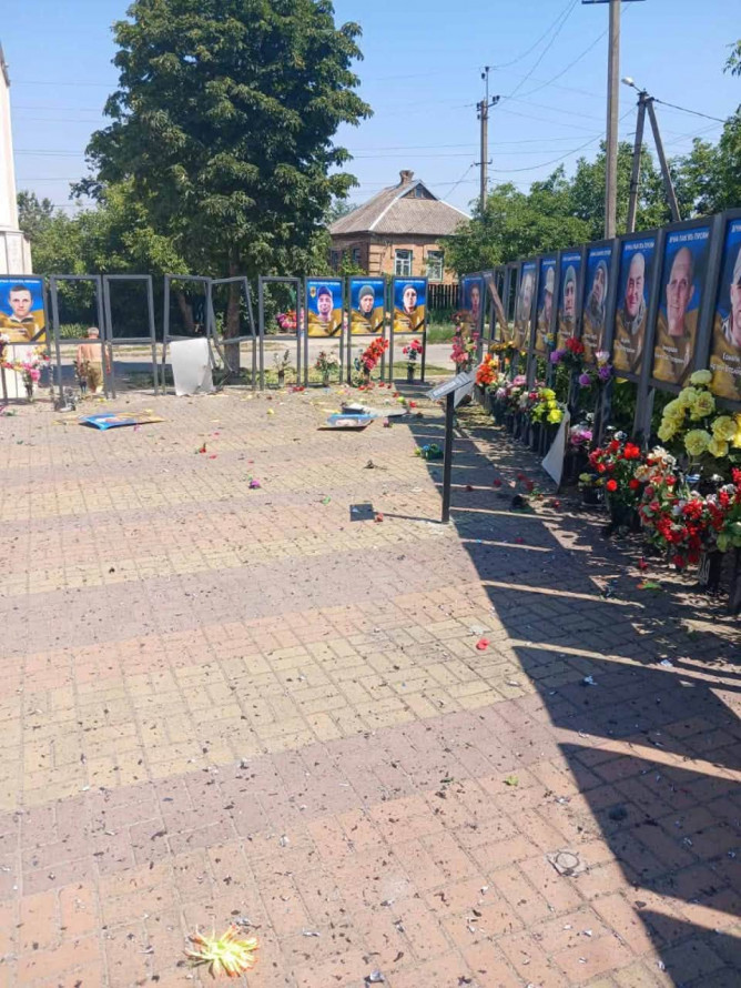 Ворог ударив по Алеї Пам'яті у селищі під Запоріжжям - фото