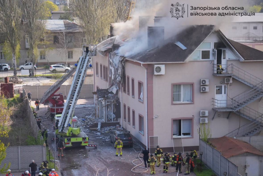 «Встигли тільки впасти на підлогу»: очевидці розповіли про удар БпЛА по Запоріжжю (фото)