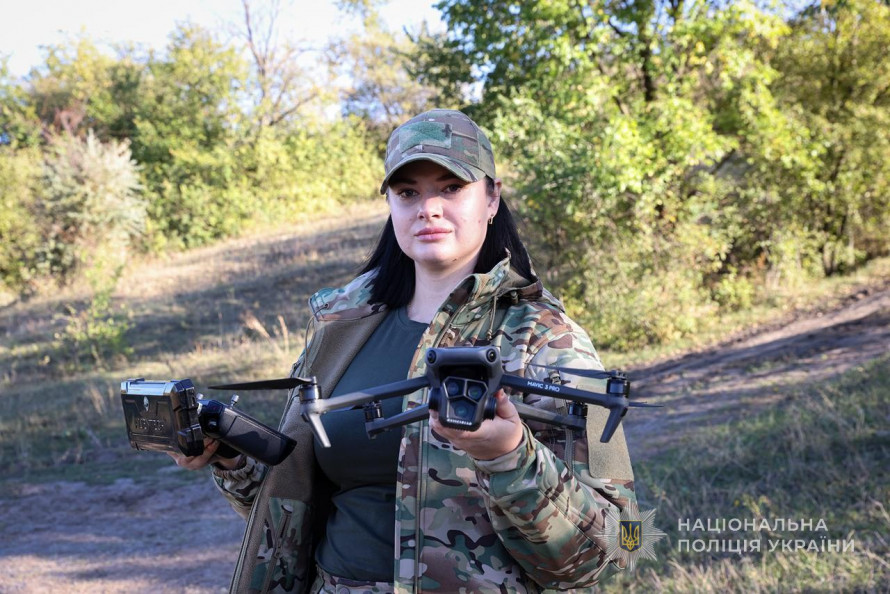 Змінила патрульну машину на дрон - поліцейська із Запорізької області  спецпідрозділу (фото, відео)