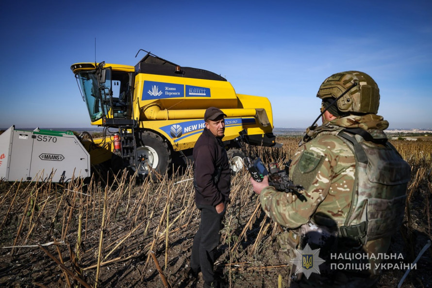 Жнива за 15 км від фронту: як на Запоріжжі спецпризначенці поліції прикривають аграріїв (фото, відео)