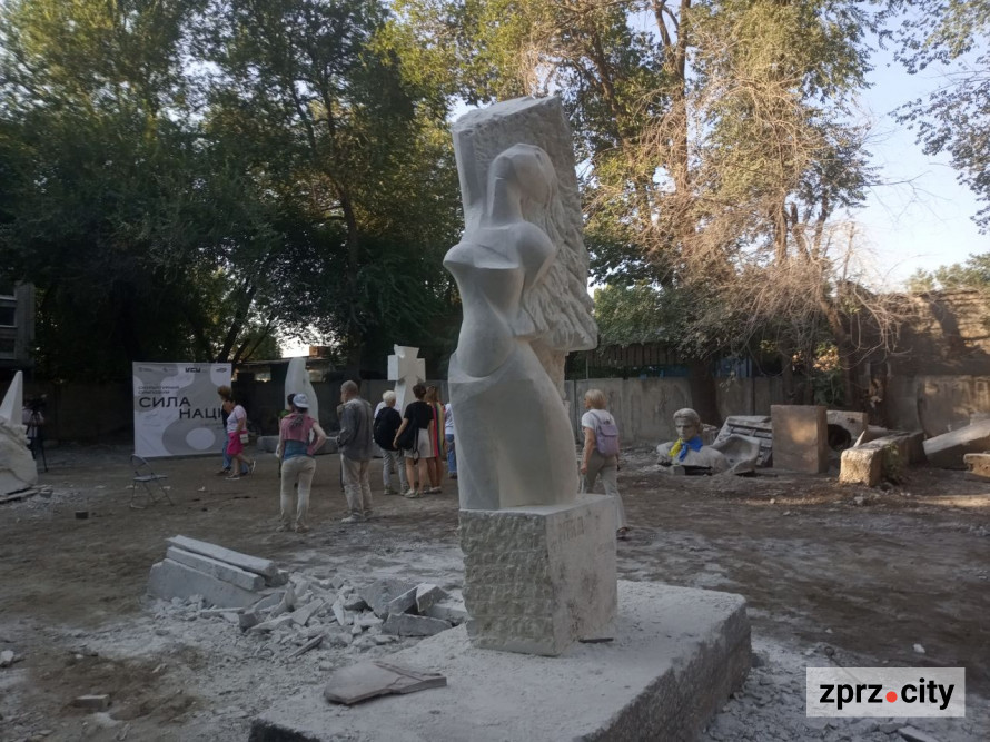 У Запоріжжі симпозіум митців завершився вражаючим підпалом скульптури - фото