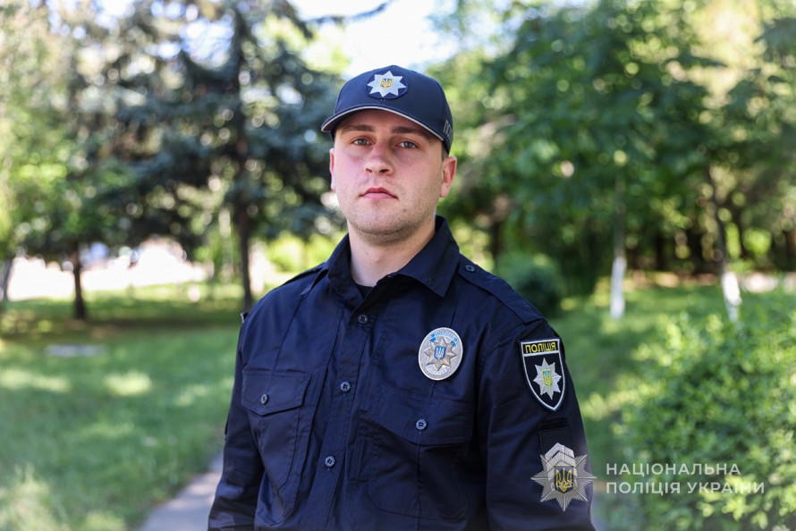 Ризикували власним життям заради порятунку: запорізьких поліцейських нагородили за героїзм (фото)