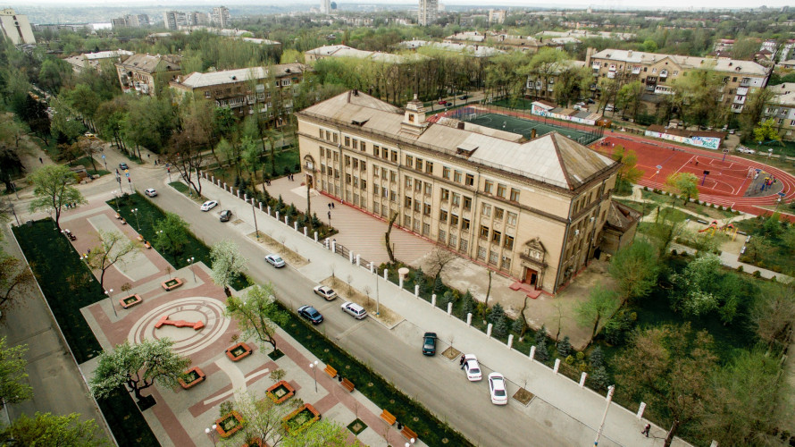 Архітектура, що лікувала рани - як у Запоріжжі з'явилася одна з найкрасивіших шкіл міста (фото)