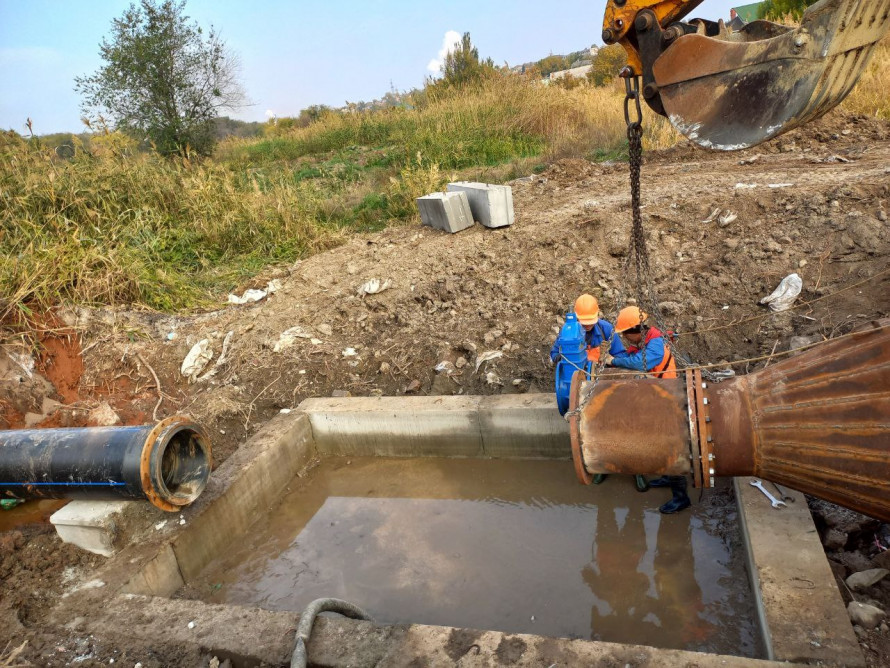 Подає воду на два райони - у Запоріжжі ремонтують аварійний трубопровід (фото)