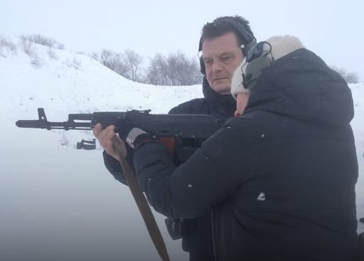 У Запоріжжі ветеран після поранення змінив професію та тепер готує охочих до базової військової підготовки (фото)