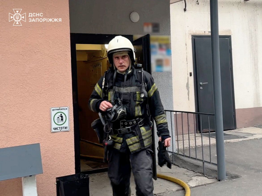 У Запоріжжі рятувальники винесли з палаючої квартири переляканого кота (фото, відео)