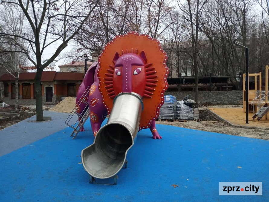 В одному із запорізьких скверів відкриють майданчик з фігурами фантастичних звірів - фоторепортаж