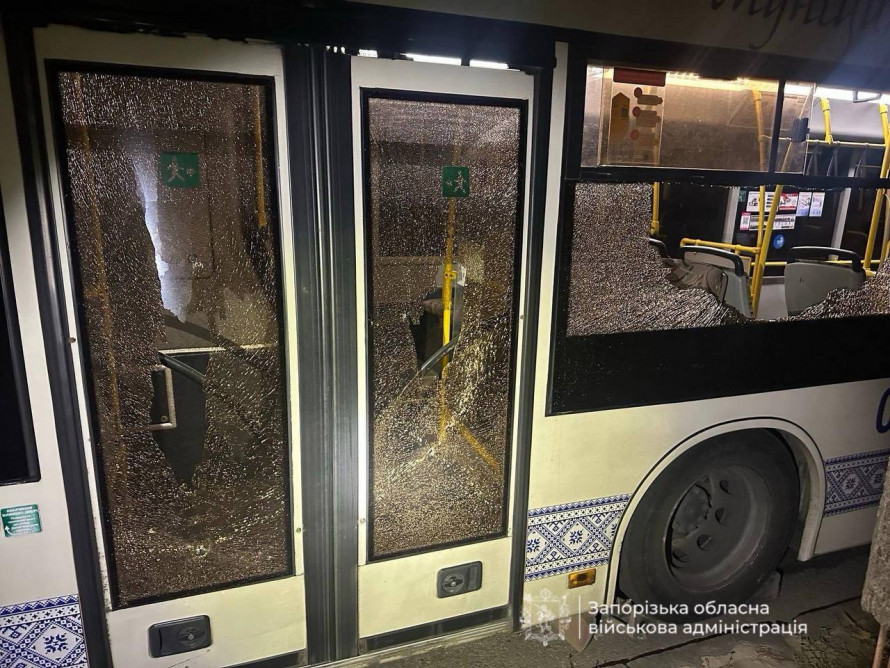 Пошкоджений автобус, автівки та будинки: у Запорізькій області внаслідок атак дронів постраждали люди (фото, відео)
