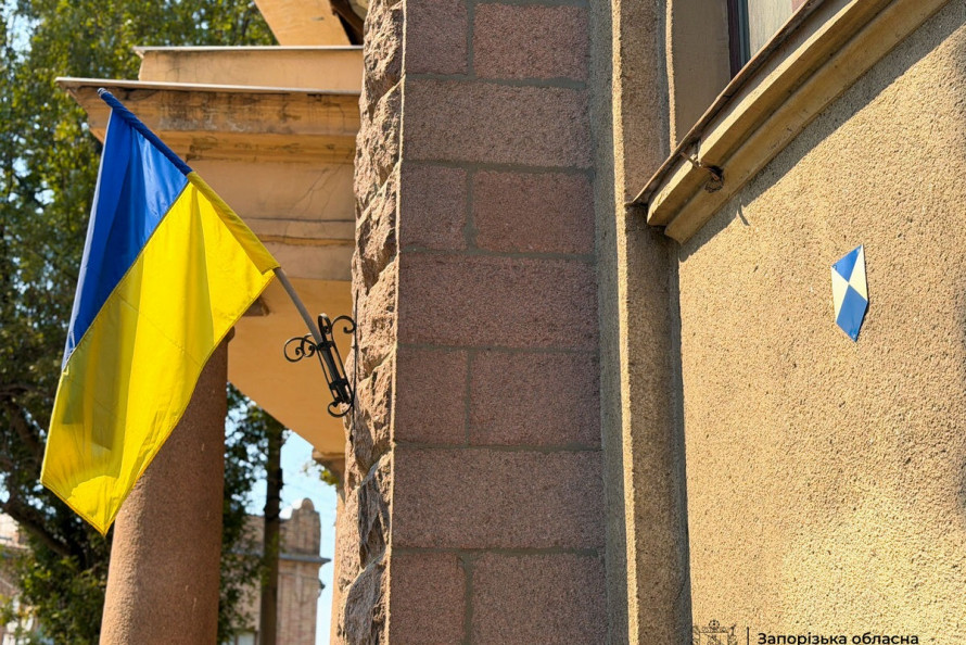 У Запоріжжі на будівлях з’явилися «Блакитні щити»: що вони означають (фото, відео)