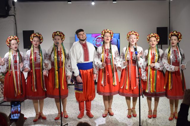 Українські пісні ожили у вишивці: у Запоріжжі відкрилася виставка писанок, рушників, мотанок (фото)