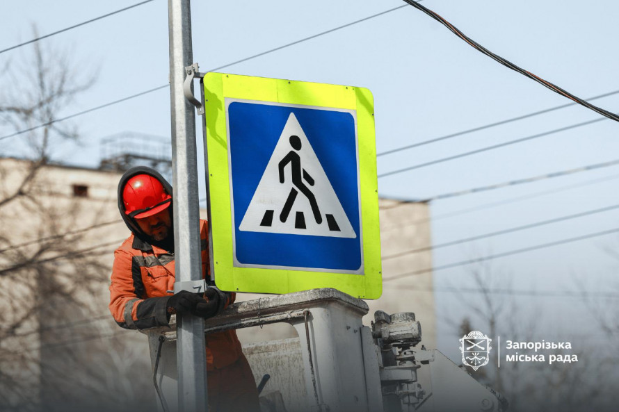 Акцент на пішоходах: у Запоріжжі освітили один із найжвавіших переходів (фото, відео)