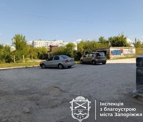 Самовільний шлагбаум, вивіски та банери: у Запоріжжі прибрали незаконні конструкції (фото, відео)