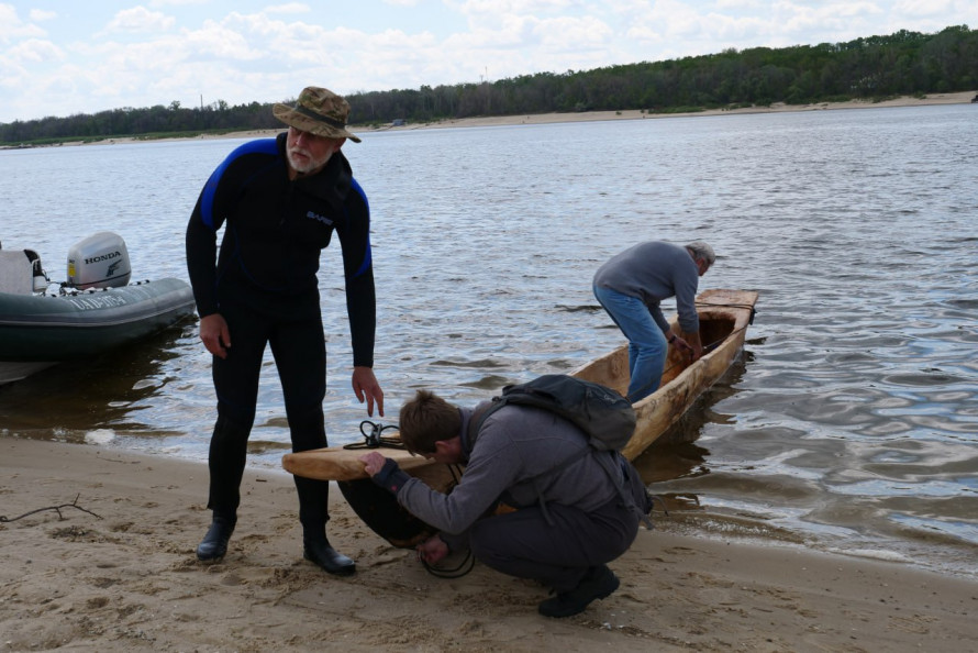 Пройшов перше випробовування – у Запоріжжі спустили на воду копію старовинного човна-довбанки (фото)