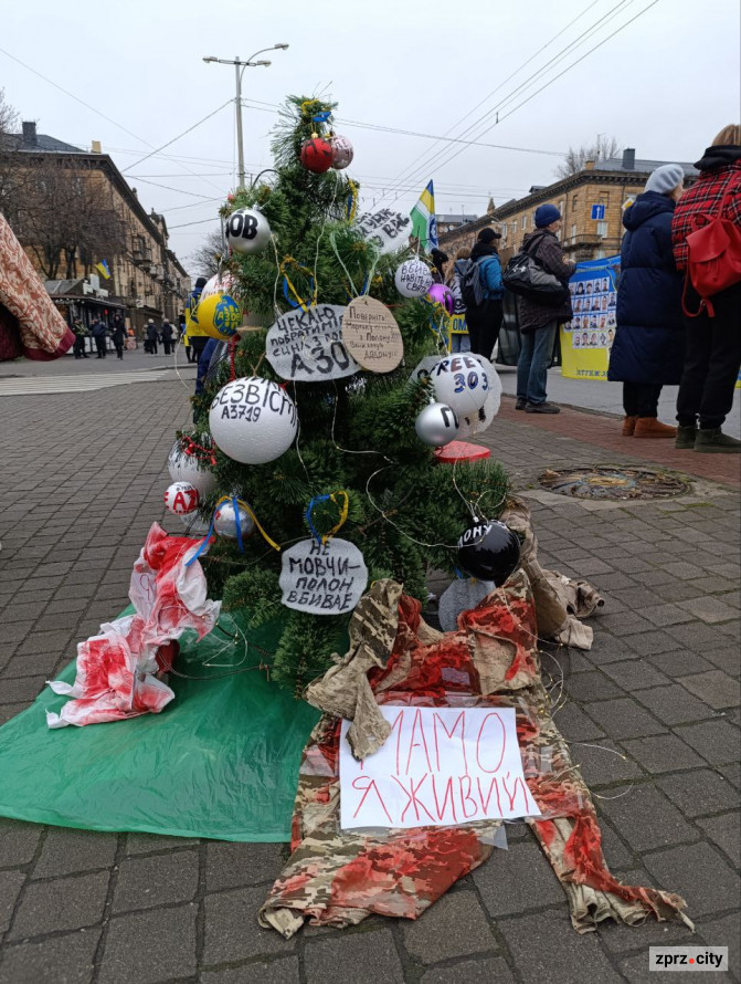 Третє Різдво в полоні - у Запоріжжі встановили незвичайну ялинку на підтримку Героїв (фото)