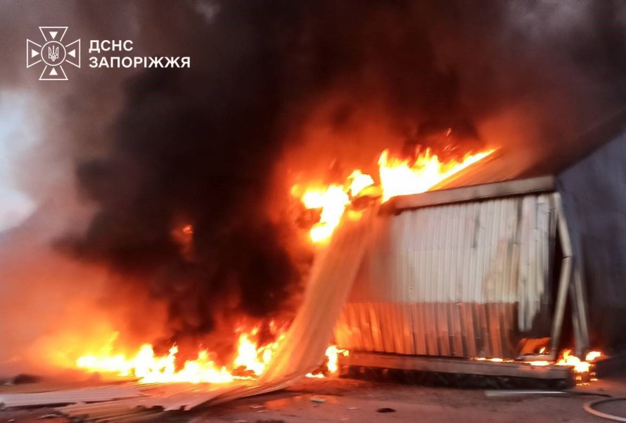 Ранкова атака на Запоріжжя: у кількох районах міста спалахнули пожежі, зруйновані будинки (фото)