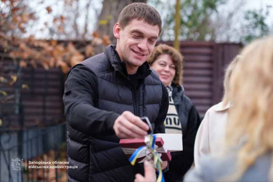 Велика прийомна родина повернулася до України та отримала новий дім у Запоріжжі