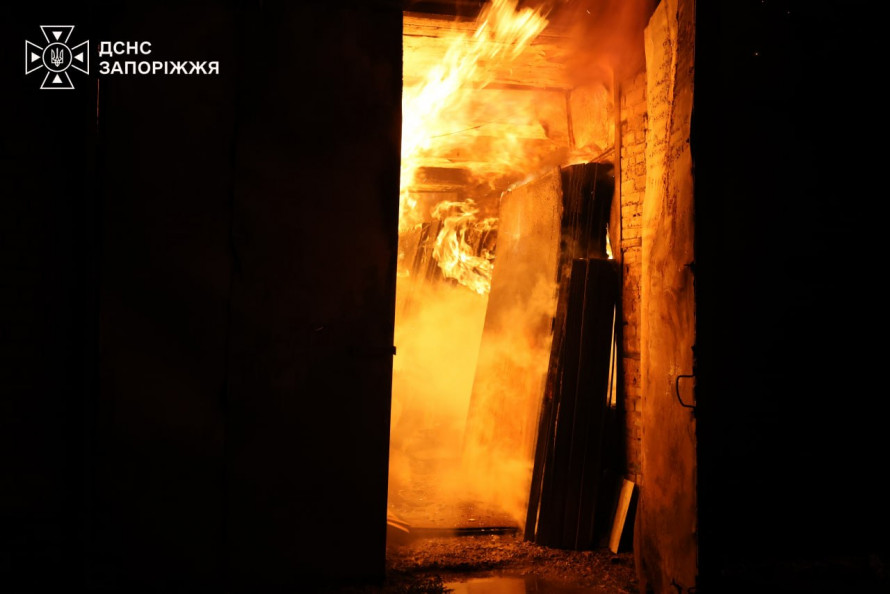 Пожежі після нічної атаки: ворог ударив по підприємствах у Запоріжжі (фото)