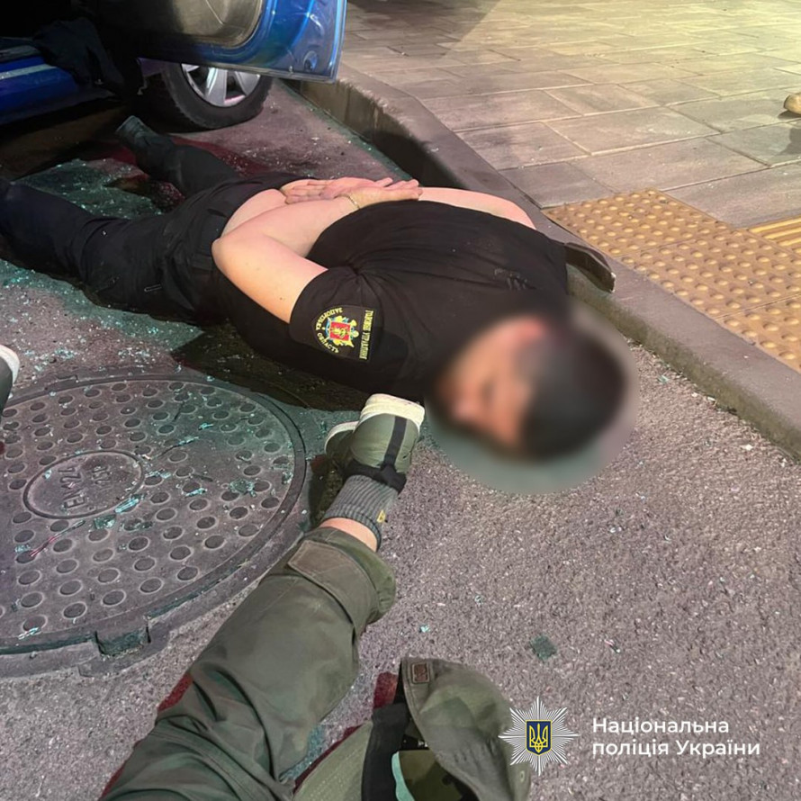 Зухвалі наркоторговці перевозили заборонене на авто з шашечкою"таксі" та робили "закладки" у формі поліцейських - фото, відео