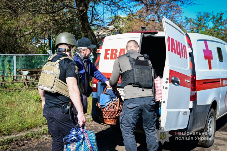 «Тут вже смерть ходить»: з прифронтової Новомиколаївки евакуювали родину з трьома дітьми (фото, відео)