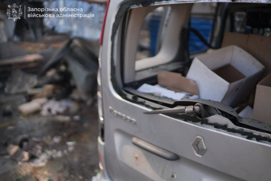 У Запоріжжі під час атаки дрона на автостоянку постраждали люди: серед них водії та механік (фото, відео)