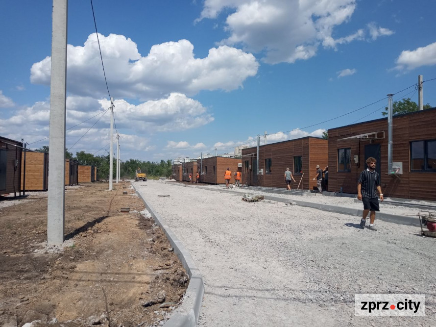 У Запоріжжі завершують облаштування модульного містечка для переселенців і запрошують подавати заявки (фото)