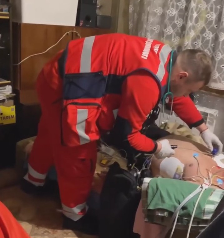 Серце було на межі: запорізькі медики електричним розрядом врятували пацієнта (відео)