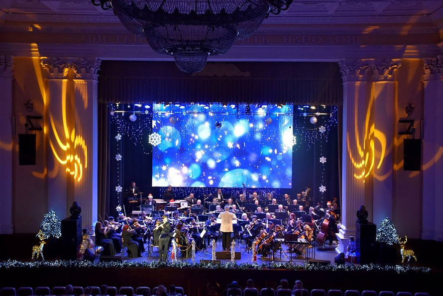 Аншлаги, хіти й диско-фінал - у запорізькій філармонії яскраво завершили рік концертом “MISTER NEW YEAR” (фото)
