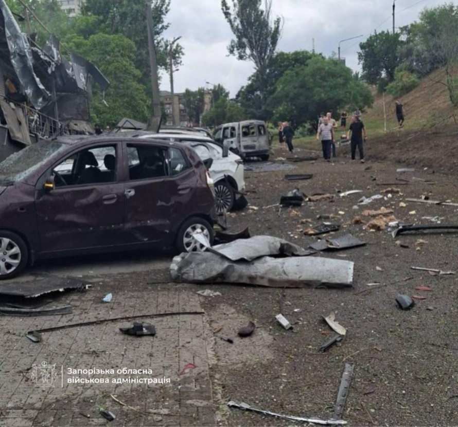 П'ять КАБів атакували Запоріжжя: під завалами шукають людей, серед поранених — дитина (фото, відео)