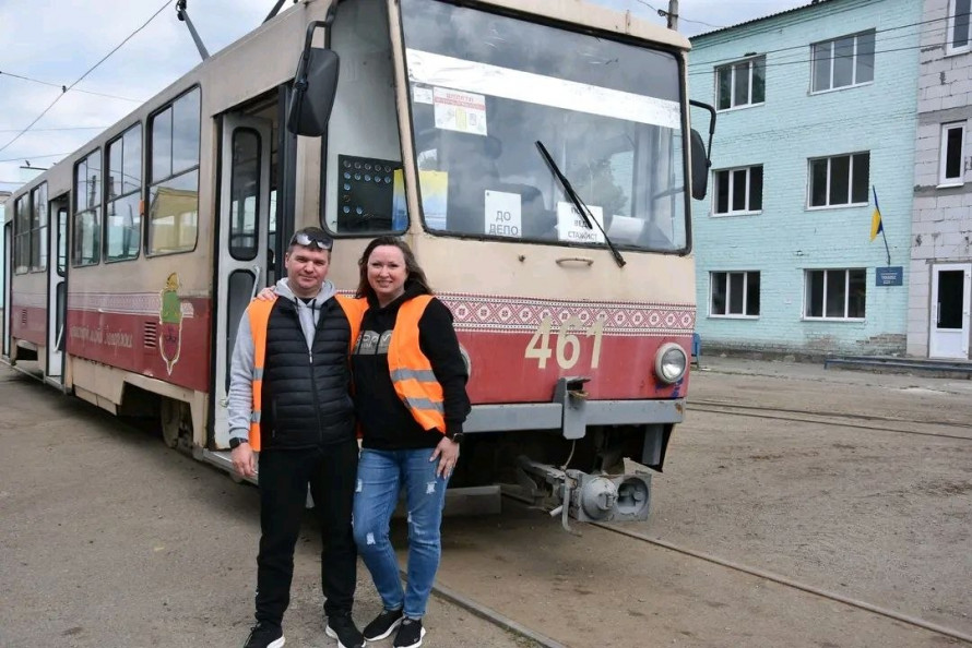 Новий фах: у Запоріжжі швачка стала водійкою трамвая в межах експериментального проєкту (фото)