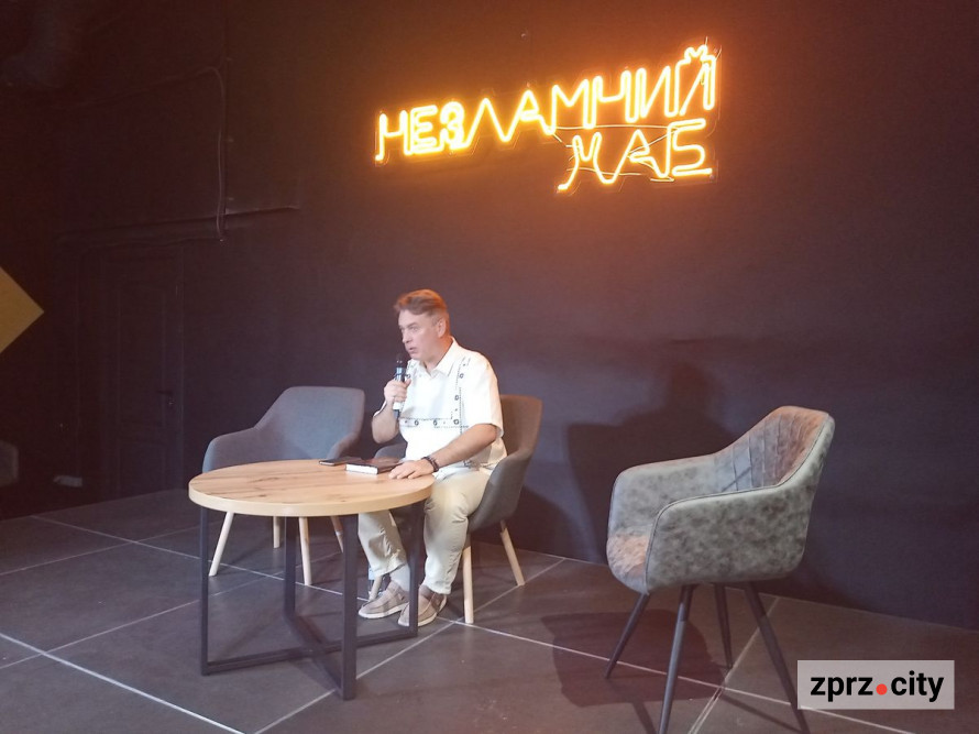 "Це шикарний пригодницький серіал": запорізький письменник презентував книгу біографій українських гетьманів