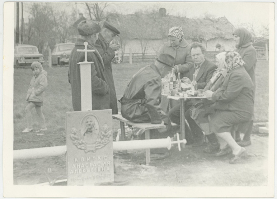 Коли село збиралося разом: як проходили поминальні дні на Запоріжжі в минулому столітті (фото)