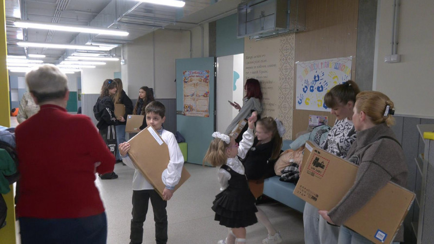 Гаджети для навчання: у Запоріжжі учні гімназії отримали нові ноутбуки (фото)