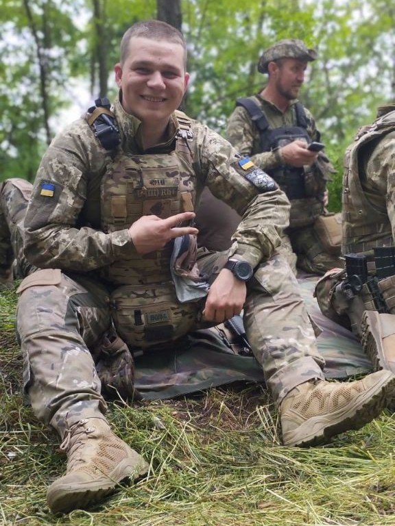 "Був нашим завжди усміхненим сонцем, живчиком" - у Запоріжжі з'явилася пам'ятна табличка на честь Героя Костянтина Опанасенка (фото)