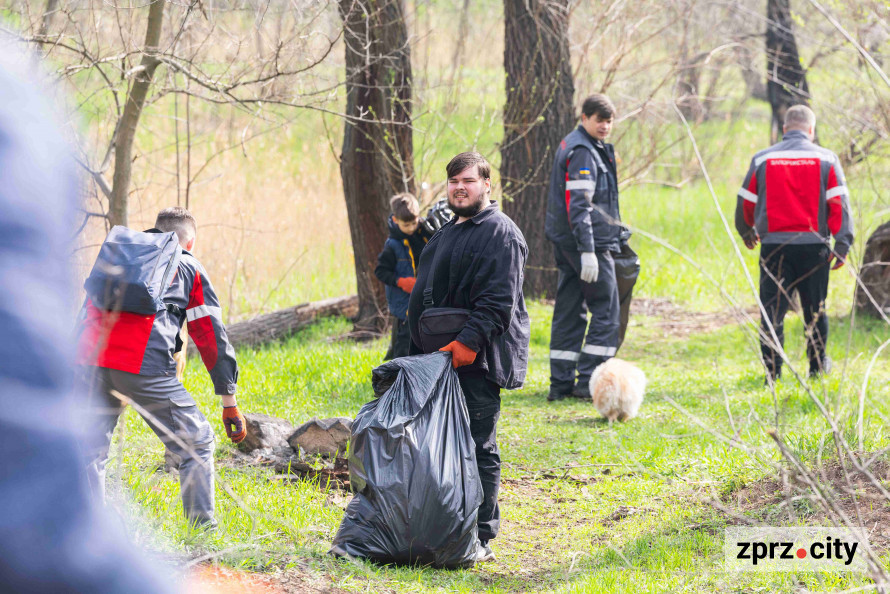 Запорізькі металурги долучилися до весняного прибирання міста