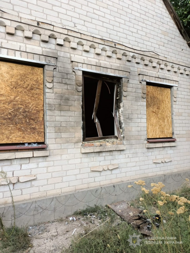 У Запорзькому районі ворог вдарив поряд з автомобілем, а у Запоріжжі - по гаражах: наслідки обстрілів за добу (фото)