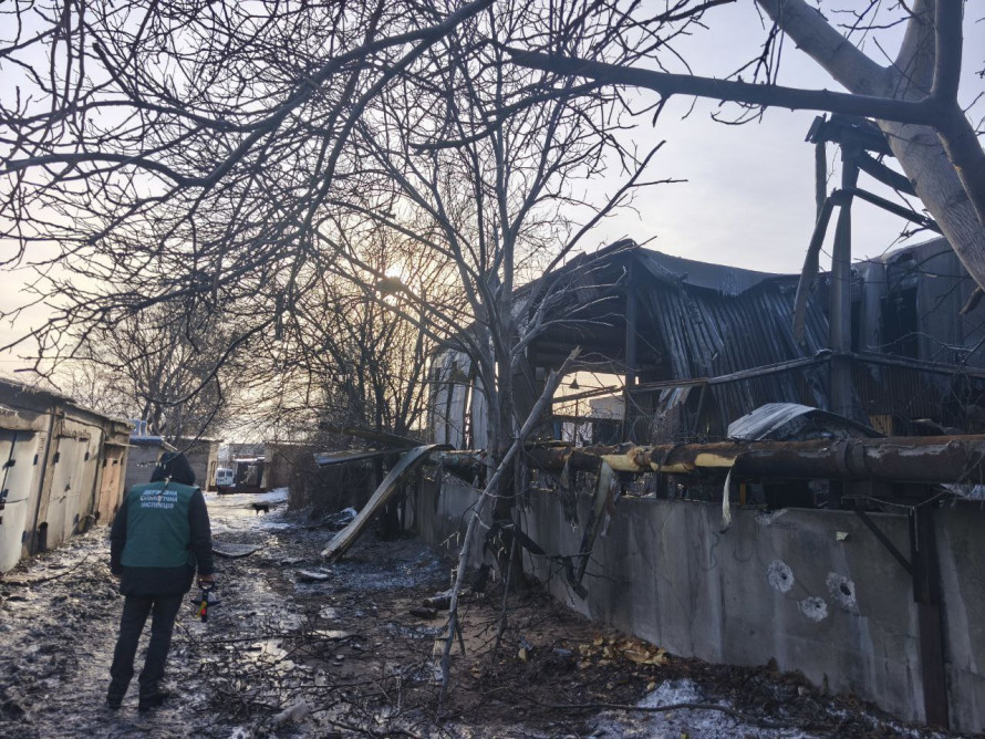 Що нового відомо про наслідки нічної ворожої атаки на Запоріжжя - є поранені, екологи розповіли про засмічення уламками одного з районів міста