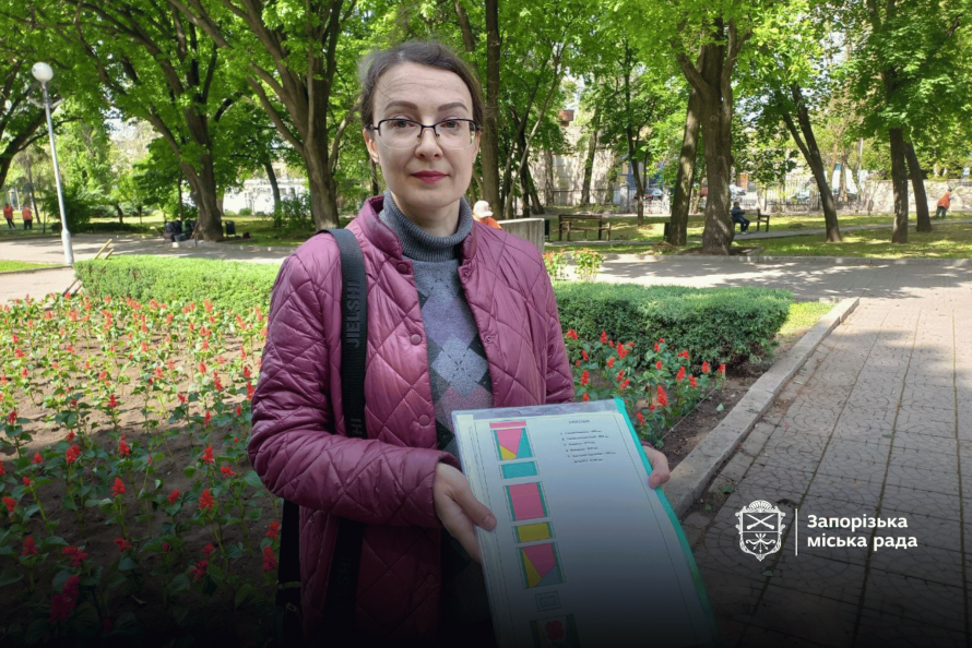 На клумбі у центрі Запоріжжя створили композицію у вигляді червоного маку з двох тисяч квітів - фото