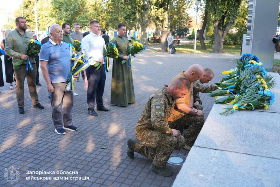 Квітами та хвилиною мовчання: у Запоріжжі на Алеї пам'яті вшанували загиблих Героїв (фото)