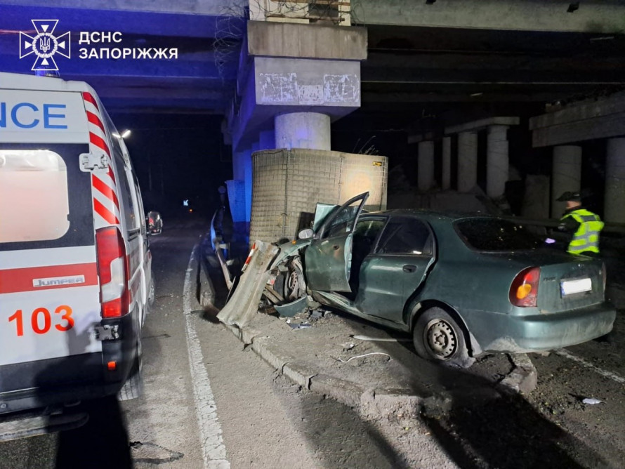 У Запоріжжі сталася нічна ДТП: водія «Ланоса» деблокували з понівеченої автівки після зіткнення з опорою (фото)