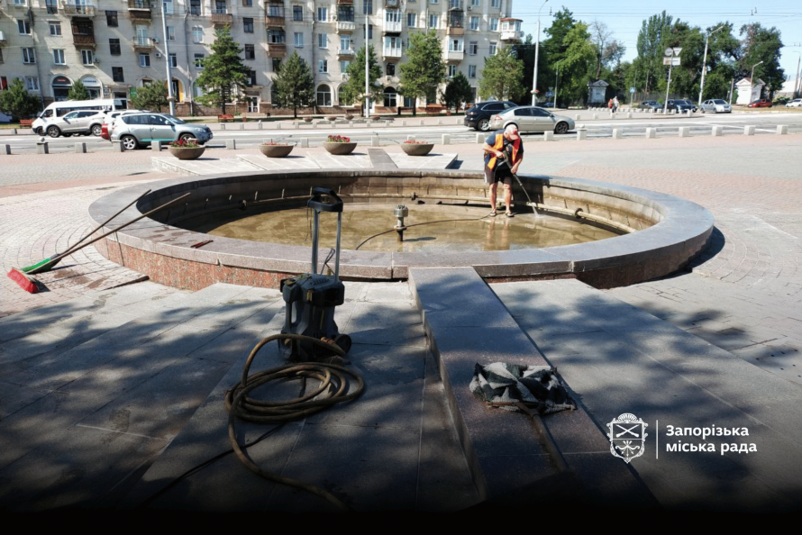 На одній з центральних площ Запоріжжя привели до ладу фонтан - фото