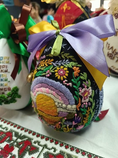 Українські пісні ожили у вишивці: у Запоріжжі відкрилася виставка писанок, рушників, мотанок (фото)