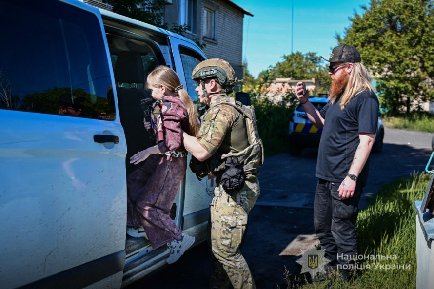 «Тут вже смерть ходить»: з прифронтової Новомиколаївки евакуювали родину з трьома дітьми (фото, відео)