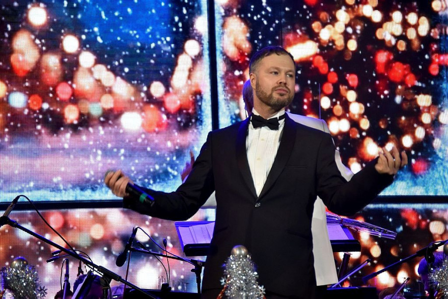 Аншлаги, хіти й диско-фінал - у запорізькій філармонії яскраво завершили рік концертом “MISTER NEW YEAR” (фото)