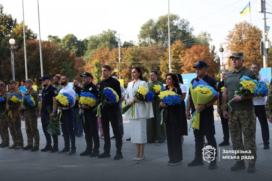 Квітами та хвилиною мовчання: у Запоріжжі на Алеї пам'яті вшанували загиблих Героїв (фото)