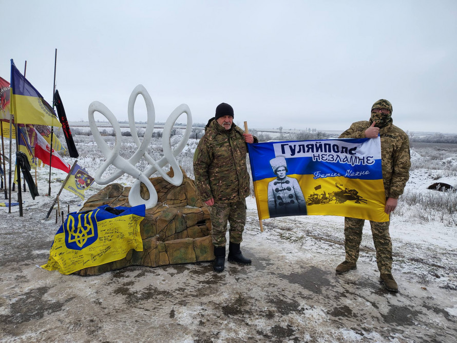 Символ єдності серед бойових прапорів: біля Оріхівської стели встановили нову скульптуру (фото)