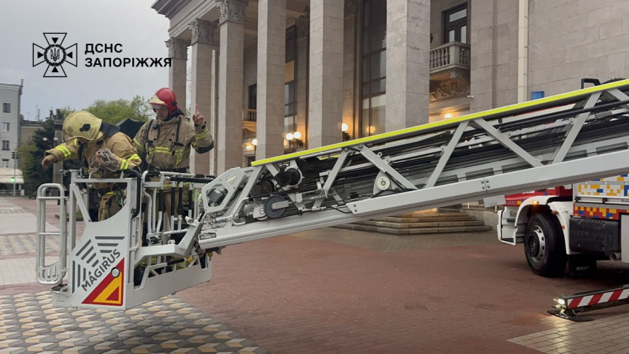 Зруйнована арка та пошкоджений дах філармонії: у Запоріжжі триває ліквідація наслідків буревію (фото, відео)